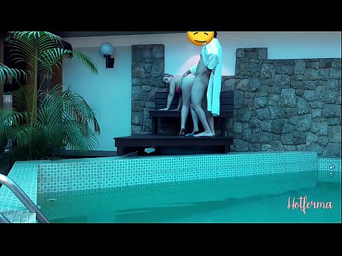 ❤️ Chefen bjuder in tjänsteflickan till poolen, men kunde inte motstå en het ❌ Sexvideo at us ❤